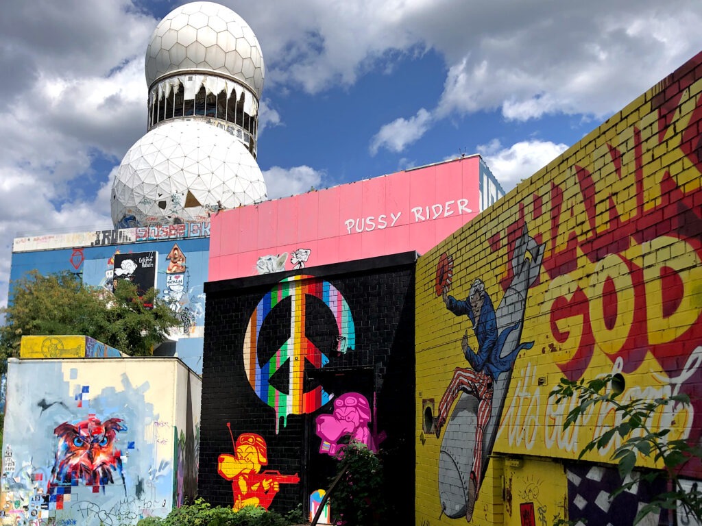 Streetart on the buildings atop the Teufelsberg.
