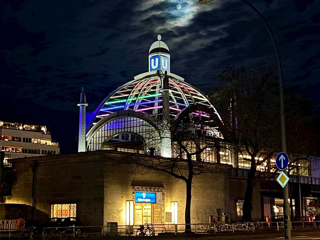 Der U-Bahnhof Nollendorfplatz bei Nacht.