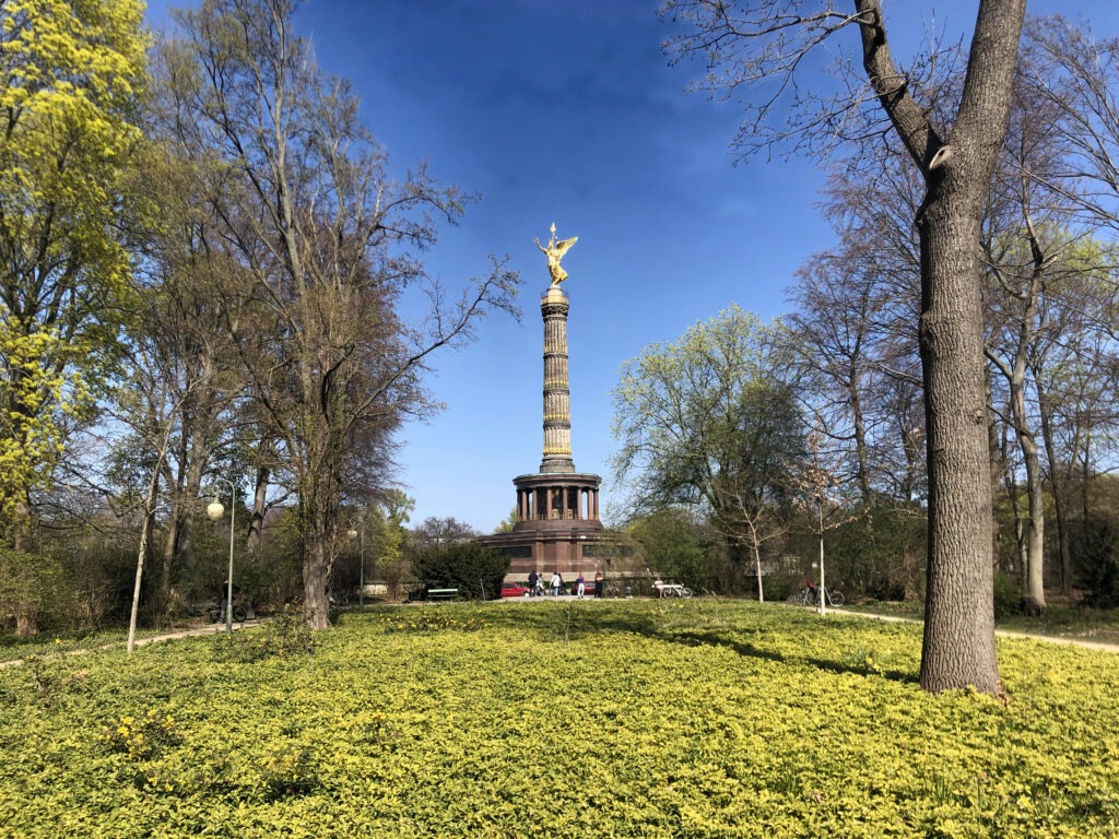 Die Siegessäule und der Tiergarten.