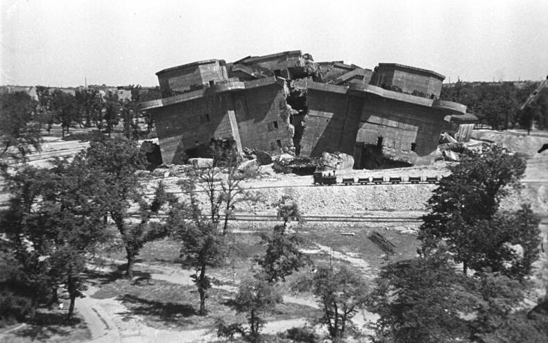 ADN-ZB/Donath
Berlin, Gesprengter Bunker im Friedrichshain. 
Aufn. August 1949