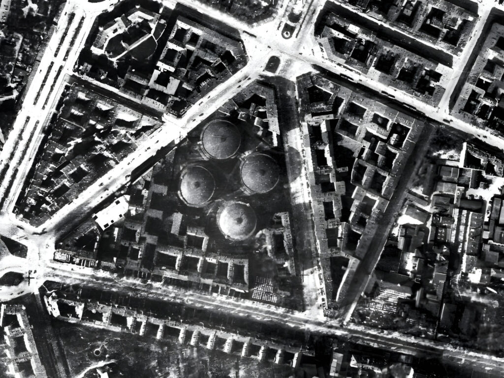 An aerial photo from 1928 of the gasometer station at Fichtestraße, Berlin.