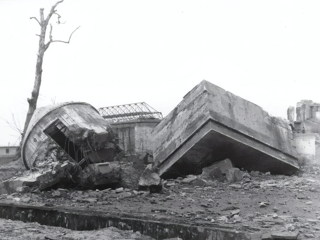 苏联军队炸毁希特勒地堡后的遗迹。