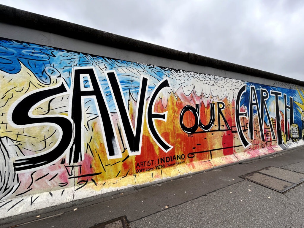 东边画廊的这幅画传达了拯救地球的信息。