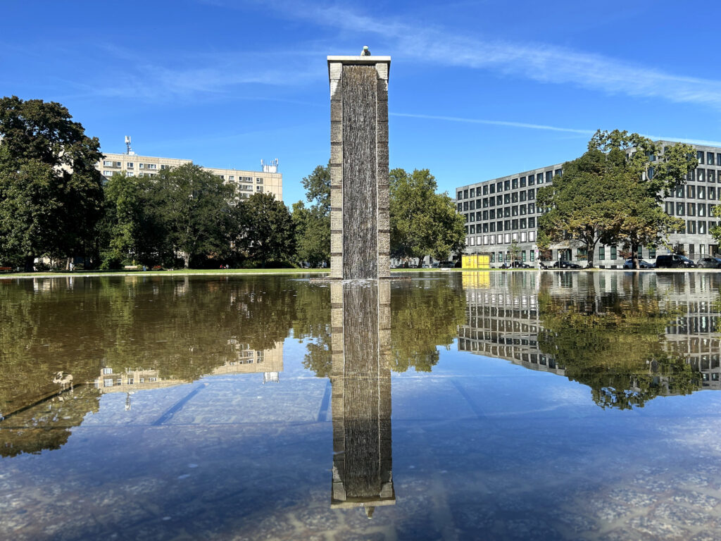 The narrow water sculpture in Invalidenpark.