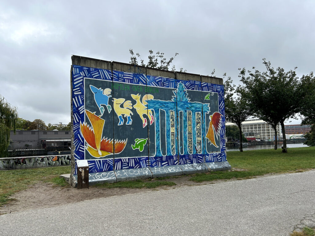 东边画廊后面是柏林墙的五段。