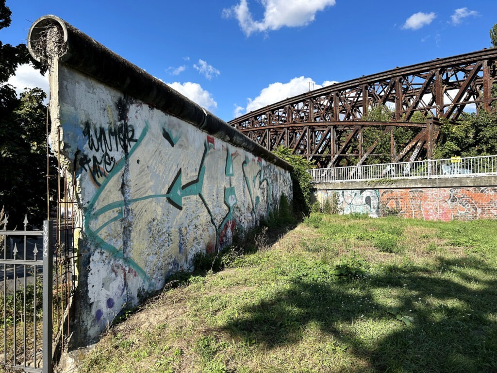 Berlinmuren med Liesenbrücke i baggrunden.