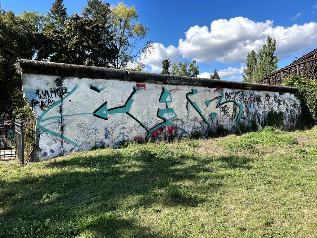 Berlinmuren på St. Hedwig Kirkegård i Berlin.