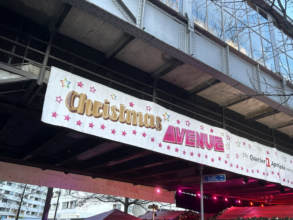 Christmas Avenue的Nollendorfplatz。