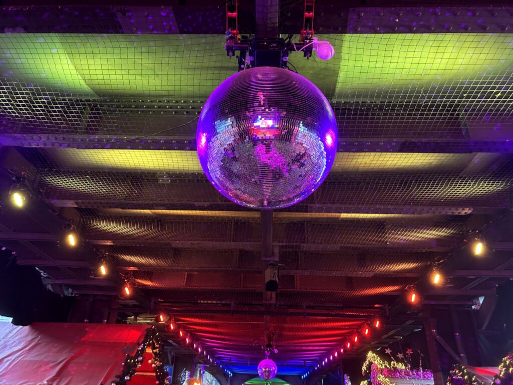 Christmas Avenue上方的天花板。