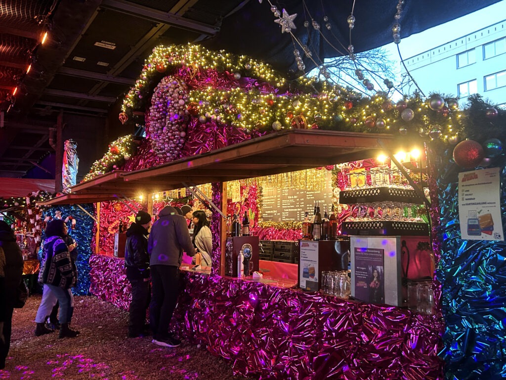 Christmas Avenue的一个摊位。