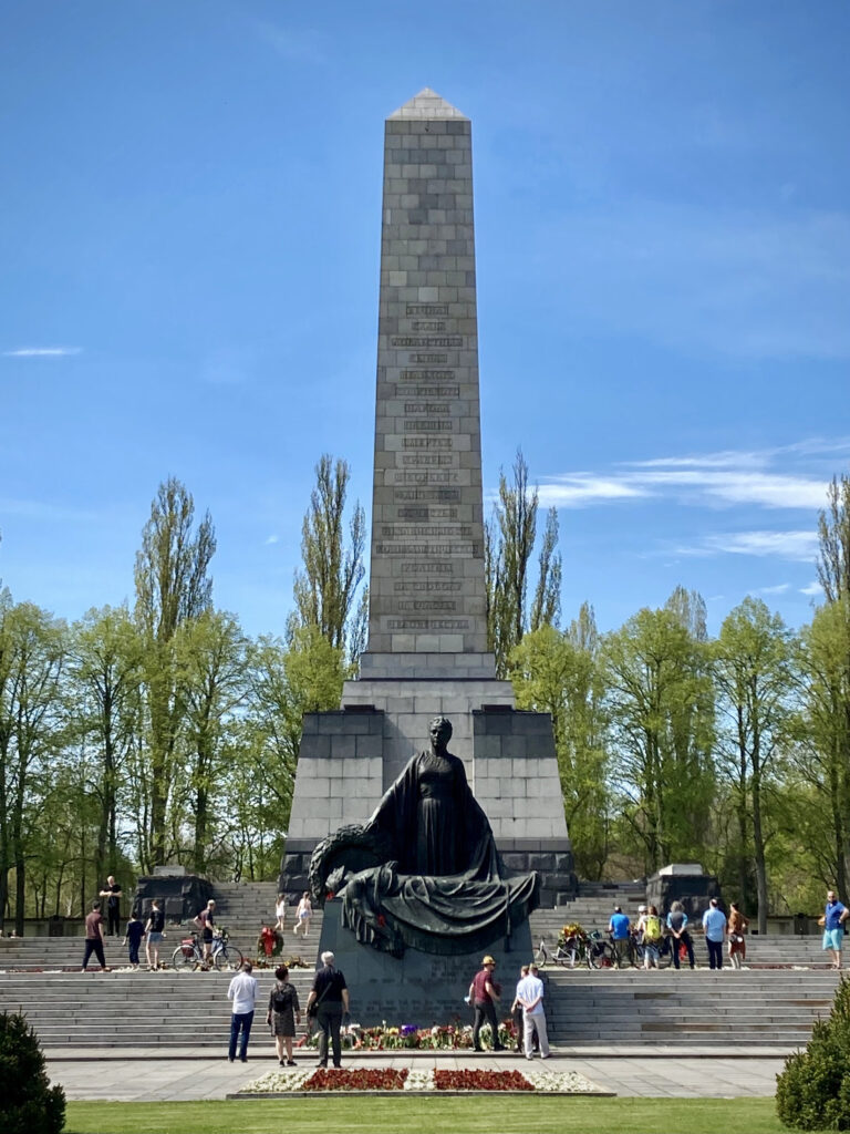 Moder Rusland sidder foran den store obelisk.