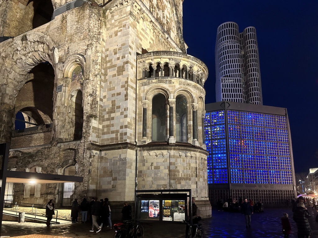 Kaiser Wilhelm memorial church at night.