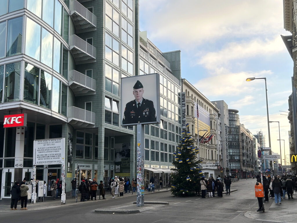 这张美国军官在查理检查站的照片。