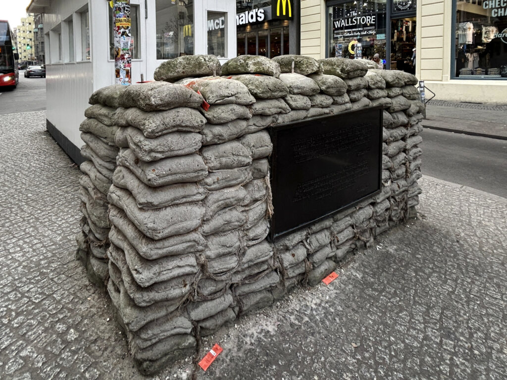 查理检查站的沙袋。