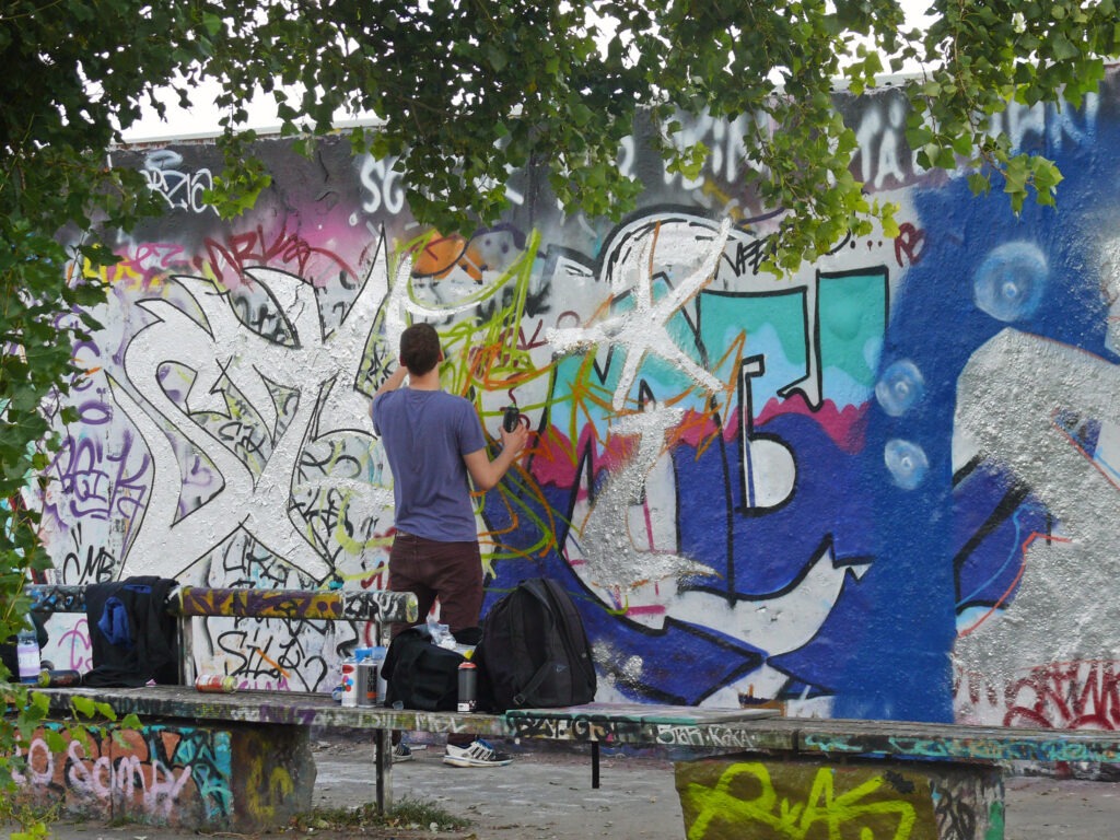 Mauerpark公园里的涂鸦艺术家。