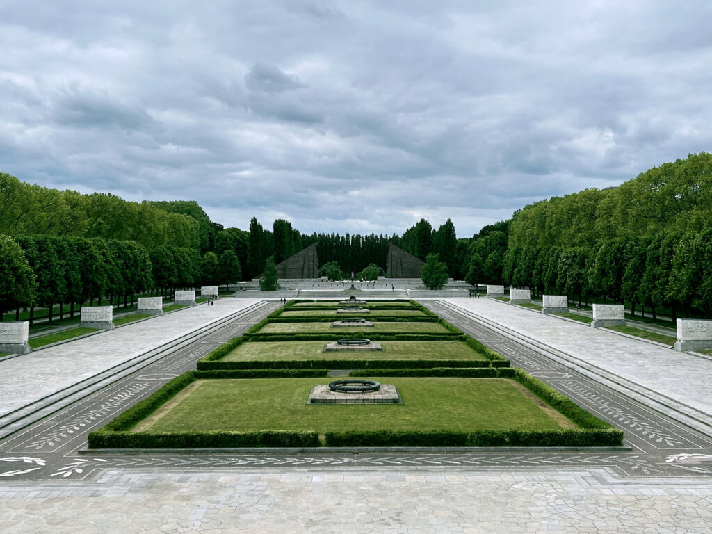 The axis as seen from the colossus towards the big entrance to the Soviet war memorial in Treptower Park.